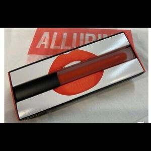 Huda Beauty matte liquid lipstick in Alluring